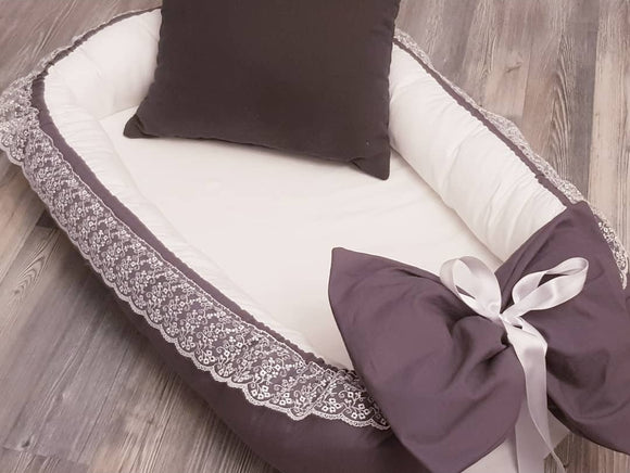 Babynestchen in grau mit Spitze und Kissen
